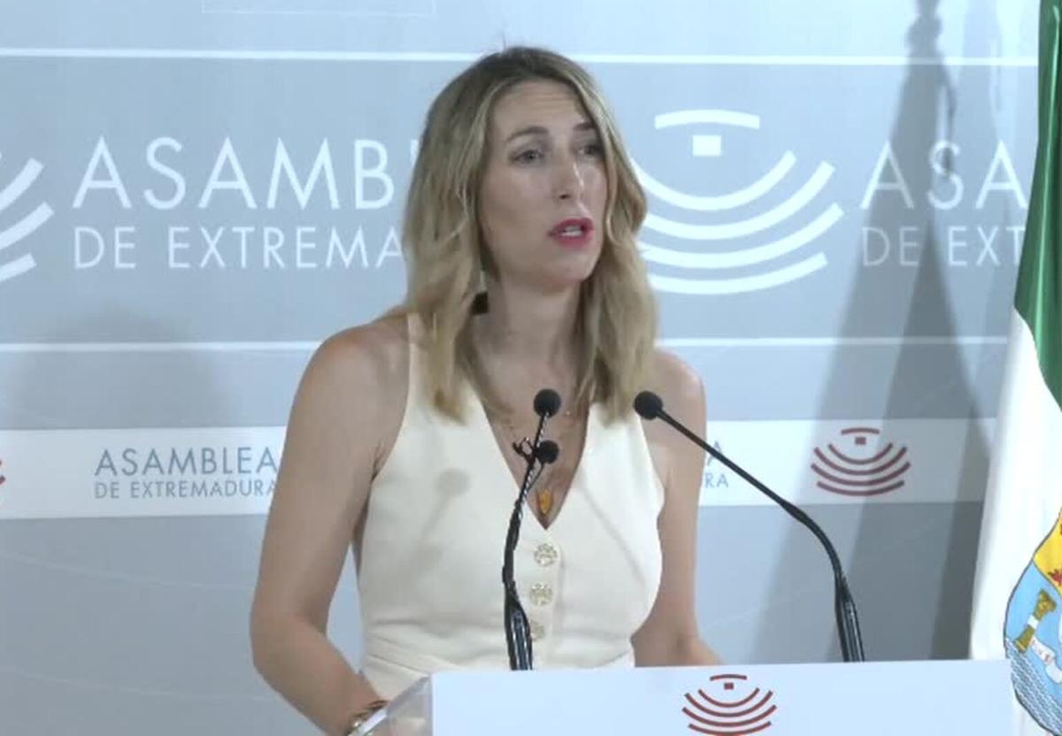 María Guardiola, este martes compareciendo ante la prensa en la Asamblea de Extremadura..